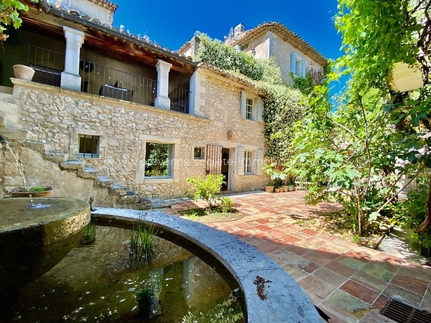 Maison de vacances à louer entre Ménerbes et Bonnieux pour 10 personnes avec piscine chauffée privée 
